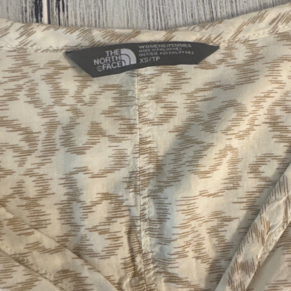 The North Face Womens XS Henley Blouse Tan Ikat Print 3/4 Sleeve Viscose Top - Picture 2 of 6